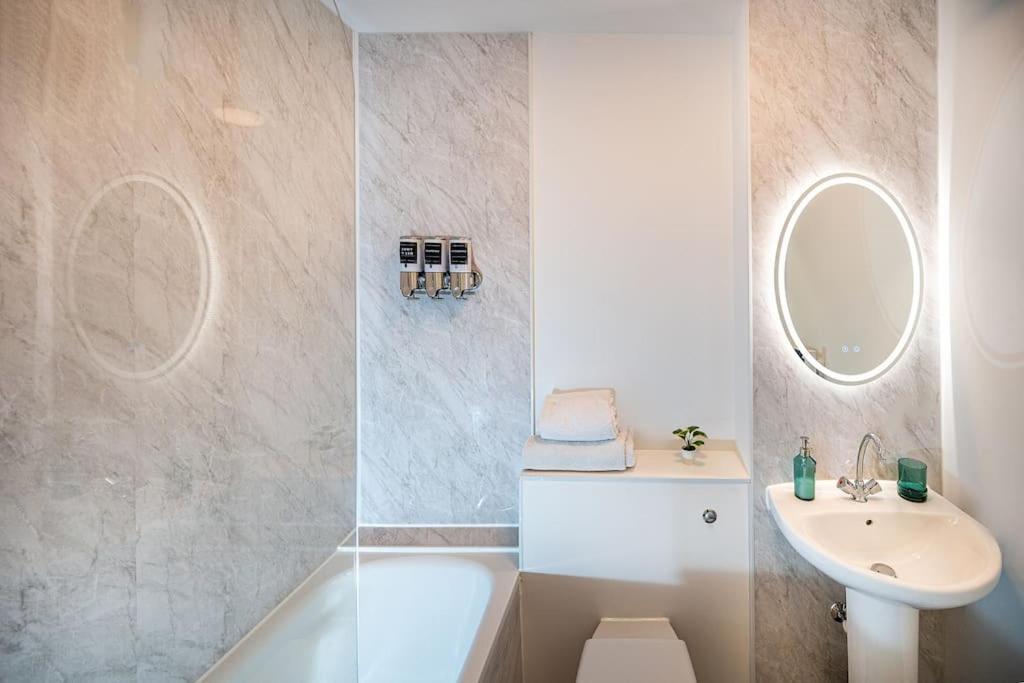 Reading 2-Bed Apartment & Parking Bagian luar foto